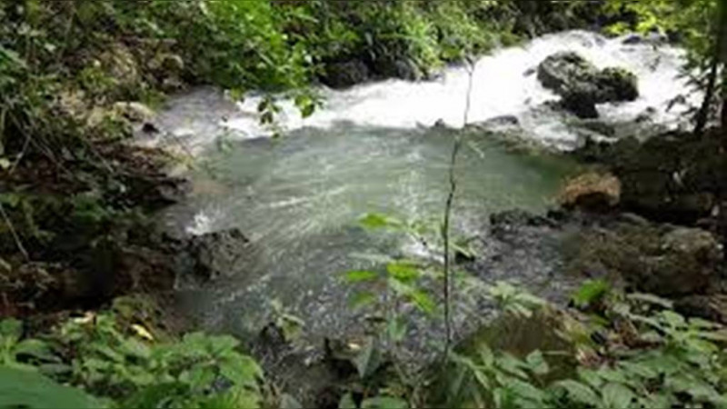 Muere un menor de edad al caer a barranco mientras jugaba, en Uruapan