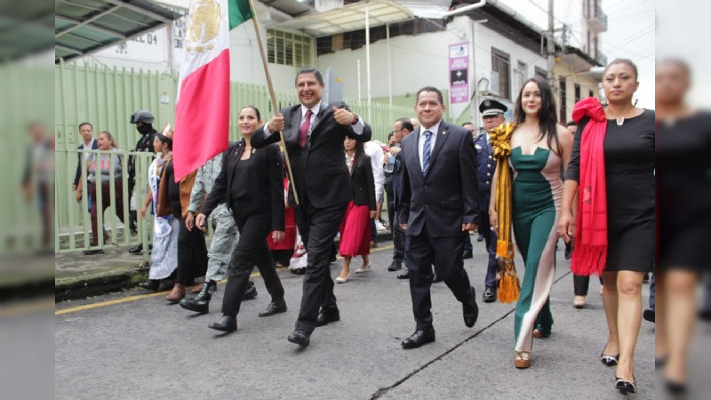 Más de 4 mil elementos se agruparon en el desfile de Uruapan, Michoacán 