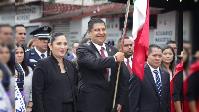 Más de 4 mil elementos se agruparon en el desfile de Uruapan, Michoacán 