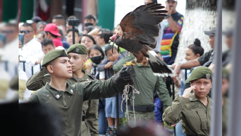 Más de 4 mil elementos se agruparon en el desfile de Uruapan, Michoacán 