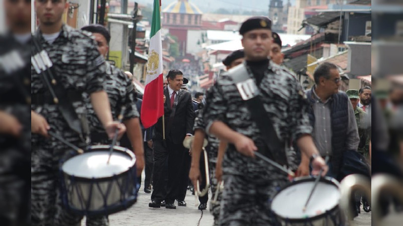 Más de 4 mil elementos se agruparon en el desfile de Uruapan, Michoacán 
