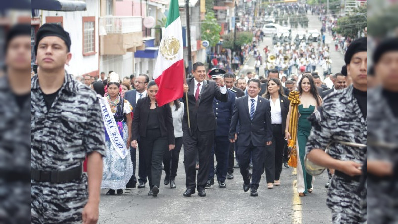 Más de 4 mil elementos se agruparon en el desfile de Uruapan, Michoacán 