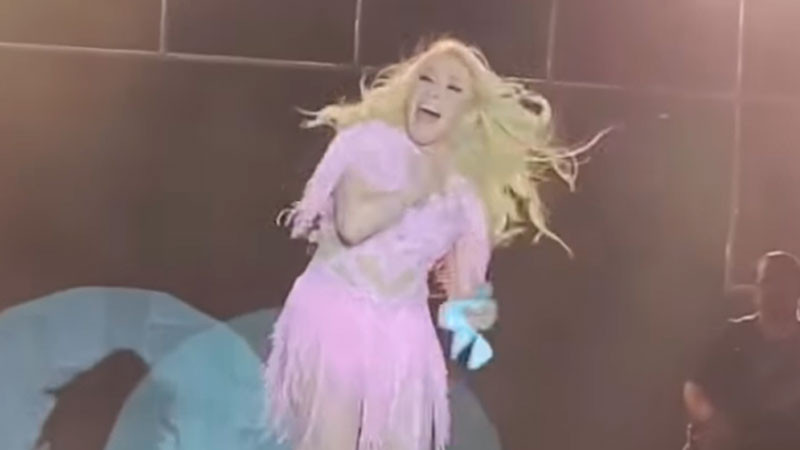 Insecto se le sube a Yuri durante presentación en Nuevo Laredo 