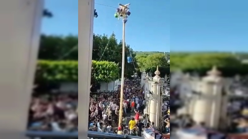 Cae joven varios metros de altura en concurso de palo encebado en Cotija 
