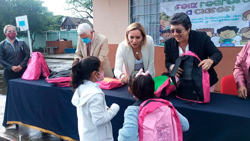 Entrega de útiles a niñas y niños, afectada por expresiones sindicales en Michoacán 