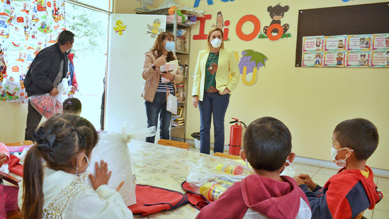 SEE entrega útiles y materiales en preescolares de zona rural de Morelia 