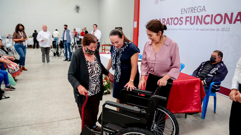 DIF entrega 585 aparatos funcionales a personas con discapacidades en la región Zamora 