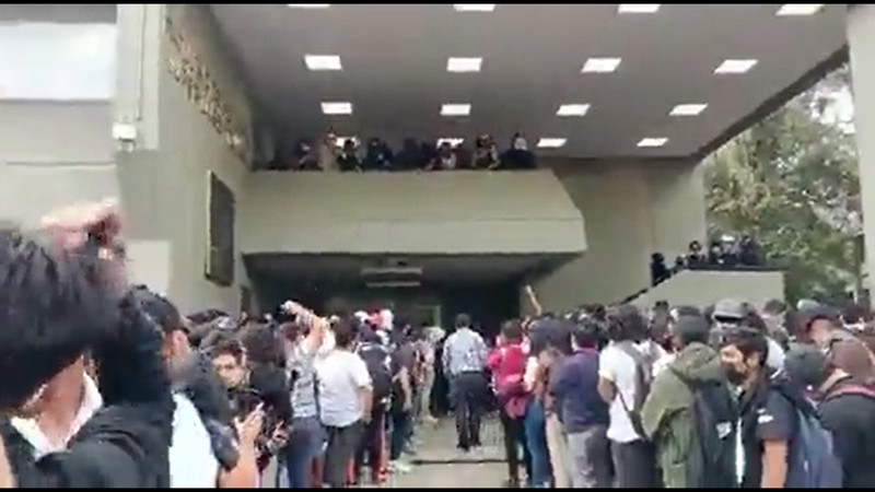 Se enfrentan estudiantes y profesores en la FES Acatlán por la toma de instalaciones 