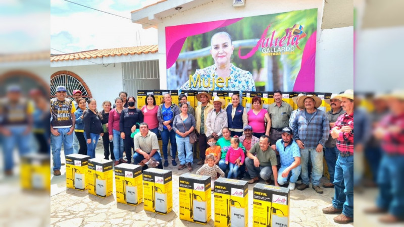 Julieta Gallardo entrega apoyos a trabajadores agrícolas en Morelos y Puruándiro