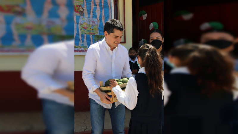 El alcalde de Zitácuaro vistió planteles en Nicolás Romero  