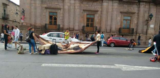 Normalistas instalan plantón frente Palacio de Gobierno  - Foto 1 