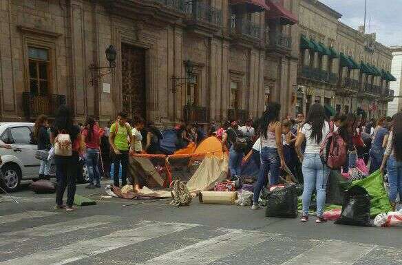 Normalistas instalan plantón frente Palacio de Gobierno  - Foto 2 