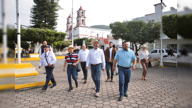 Continúa Bedolla con evaluación de daños en Coalcomán por sismos en Michoacán  