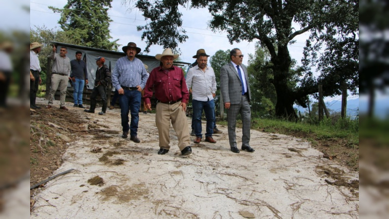 Con apoyo de habitantes, rehabilita Ayuntamiento de Hidalgo camino a La Loma