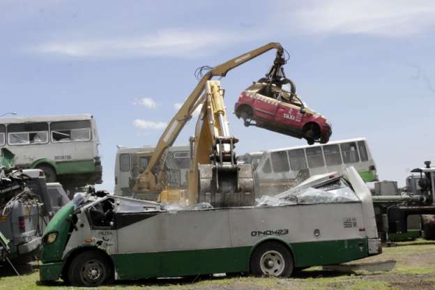 Chatarrizan 700 microbuses en el DF; la próxima semana serán taxis piratas - Foto 0 