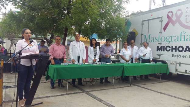 Autoridades Municipales, de Salud y el DIF exhortan a las mujeres a que acudan a someterse a la detección oportuna de cáncer de mama 