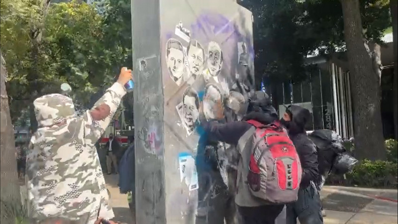 Manifestantes pintan el Ángel de la Independencia en la marcha por los 43 