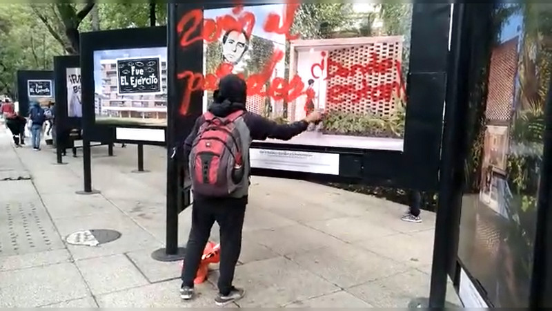 Manifestantes pintan el Ángel de la Independencia en la marcha por los 43 