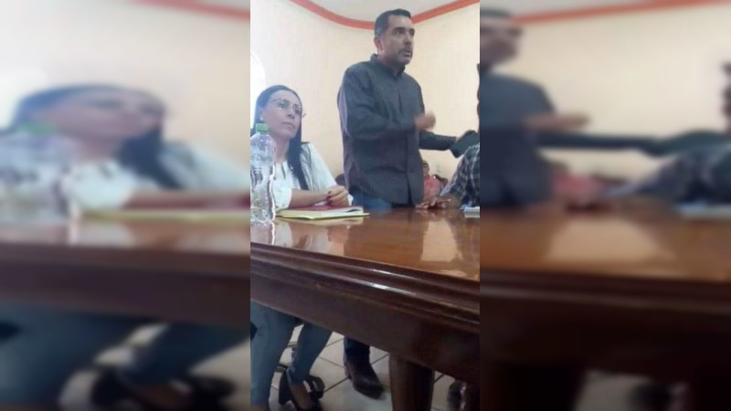 Alcaldesa y su asesor despiden a tres altos funcionarios de Aguililla: Se pelean 1 millón de pesos 