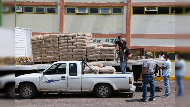 Téllez Marín edil de Ciudad Hidalgo entrega 18 toneladas de cemento a familias 
