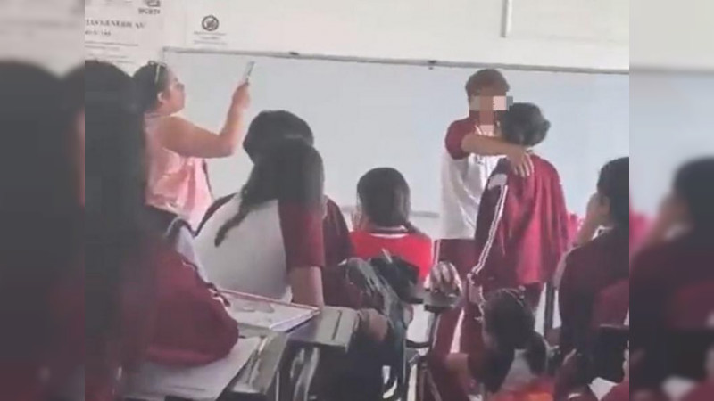 Alumnos pelean en el Cetis de Tepic, y la maestra graba