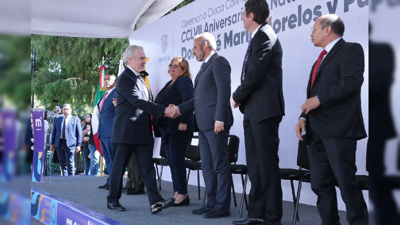 Deposita Gobernador ofrenda en monumento de Don José María Morelos y Pavón 