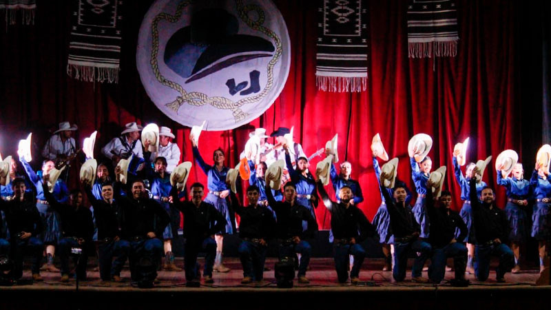 Julio Arreola reconoce al ballet Folklórico Petatzecuaro en su sexto Aniversario