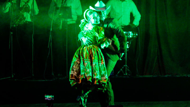 Julio Arreola reconoce al ballet Folklórico Petatzecuaro en su sexto Aniversario