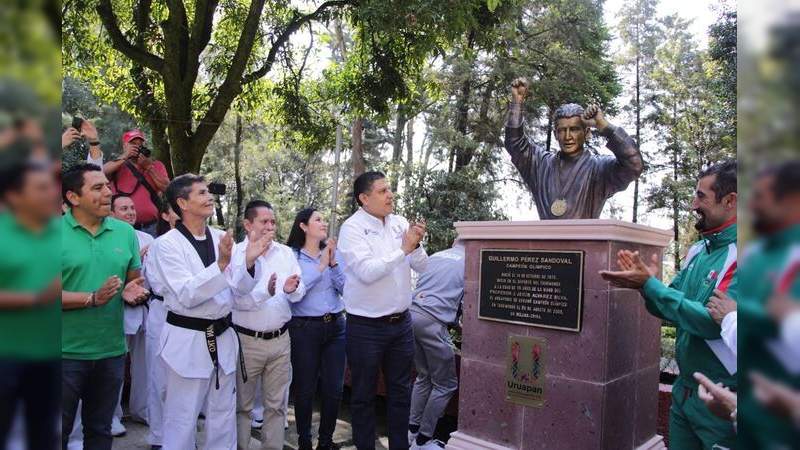 Develan en Uruapan busto en honor a “Memo” Pérez, campeón olímpico 