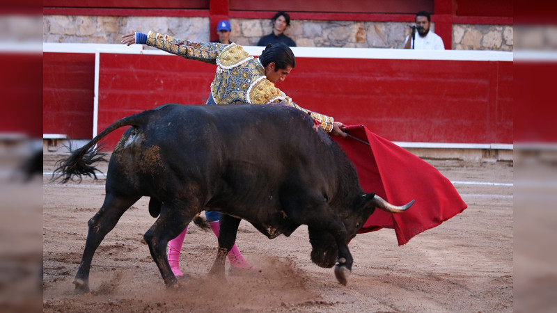 Calita salió de la Monumental de Morelia cargado de orejas; el Moso también triunfó