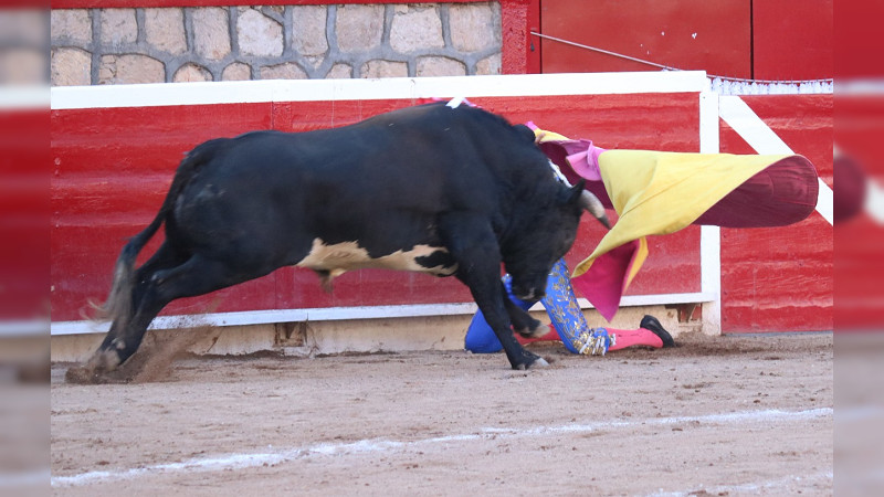 Calita salió de la Monumental de Morelia cargado de orejas; el Moso también triunfó