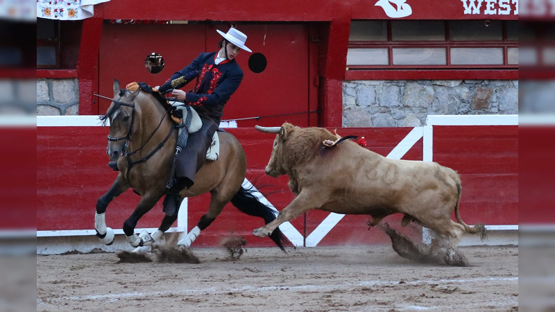 Calita salió de la Monumental de Morelia cargado de orejas; el Moso también triunfó