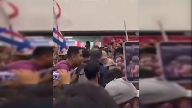 Aficionado agrede al director de las Chivas durante su llegada al aeropuerto de la CDMX 