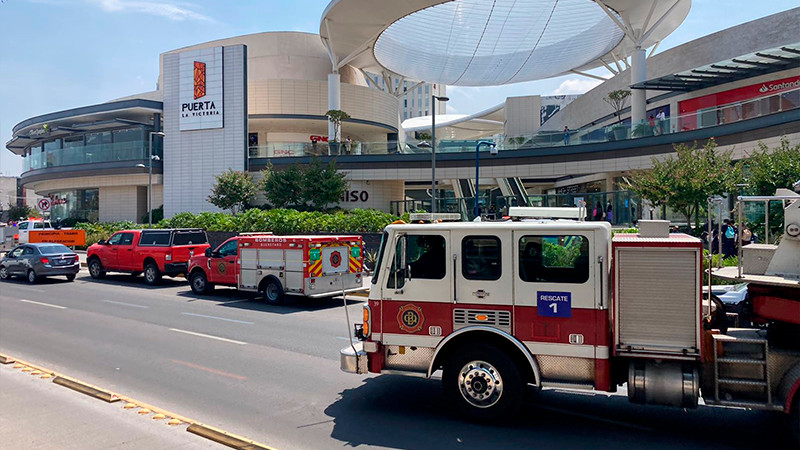 Le falla reto y cae del segundo piso en plaza comercial de Querétaro