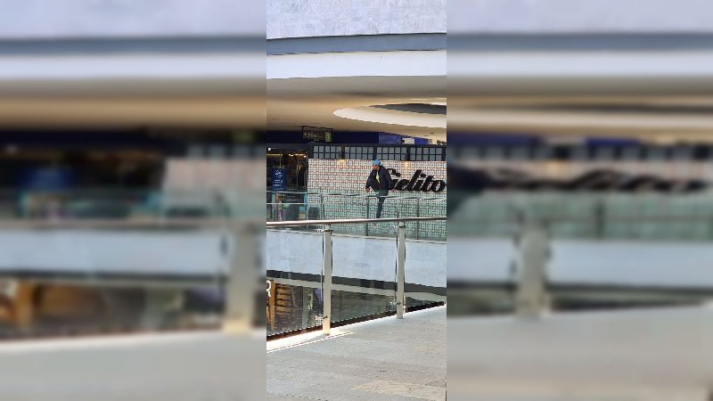 Le falla reto y cae del segundo piso en plaza comercial de Querétaro