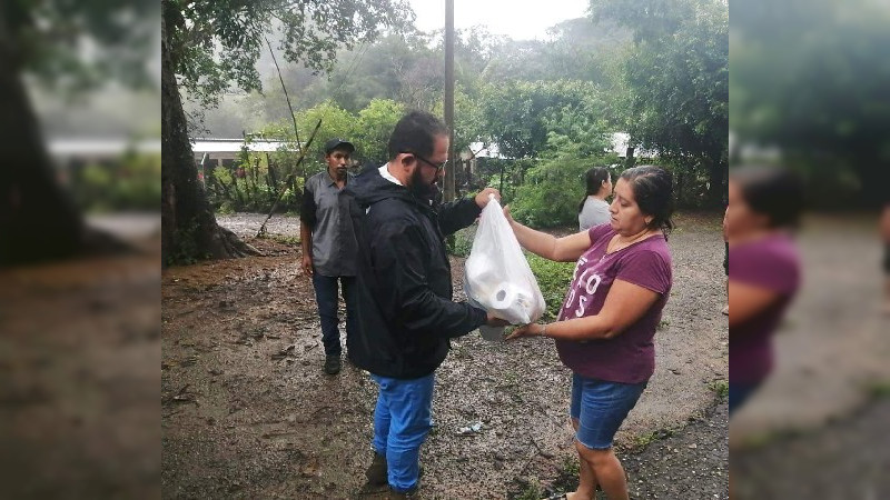 Localidades afectadas por sismo en Michoacán reciben víveres 