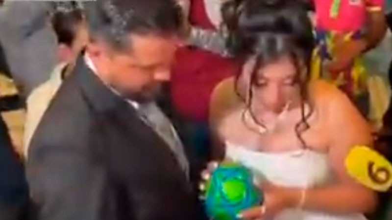 Primer pareja se casa en la iglesia Maradoniana en Puebla 