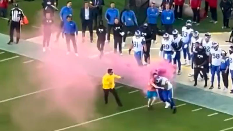Fan entra al campo de juego en partido de la NFL y 2 jugadores le dan una tacleada 