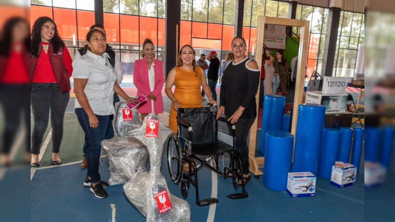 Entrega DIF equipamiento para Unidades de Rehabilitación Básica de Michoacán
