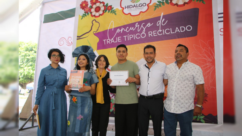 Gobierno Municipal de Ciudad Hidalgo llevó a cabo el Primer Concurso de Traje típico Reciclado “Arte Juvenil por el Medio Ambiente"