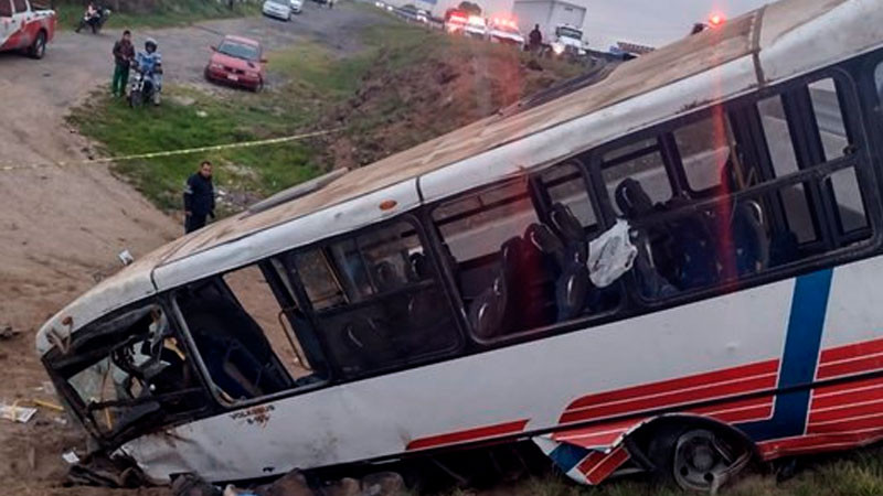Autobús que transportaba estudiantes choca en la México-Veracruz y una joven muere 