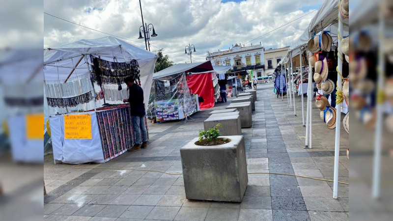 Comerciantes de Plaza Melchor Ocampo, sin permiso del Ayuntamiento de Morelia