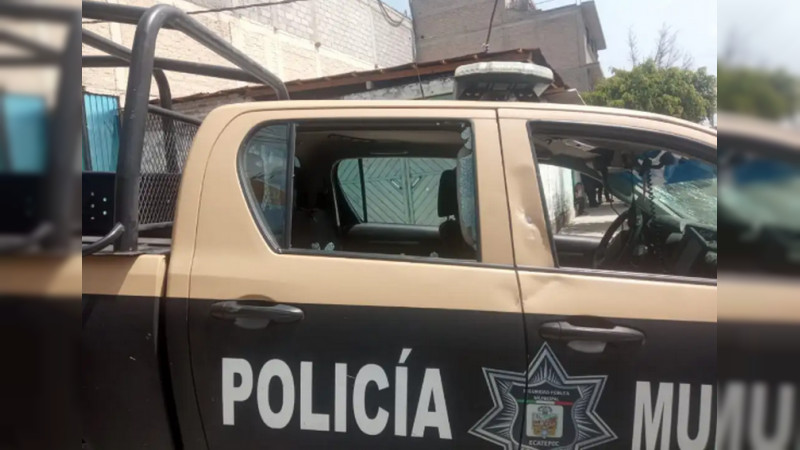 Arrojan piedras y una moto a patrulla de Ecatepec para evitar detención de presuntos asaltantes 