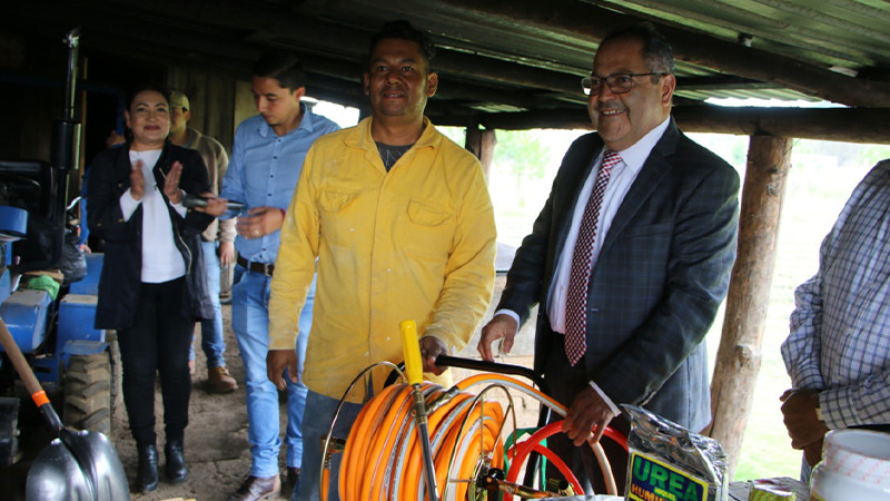 Téllez Marín hace entrega de herramientas y suministros al vivero municipal de Ciudad Hidalgo, Michoacán 