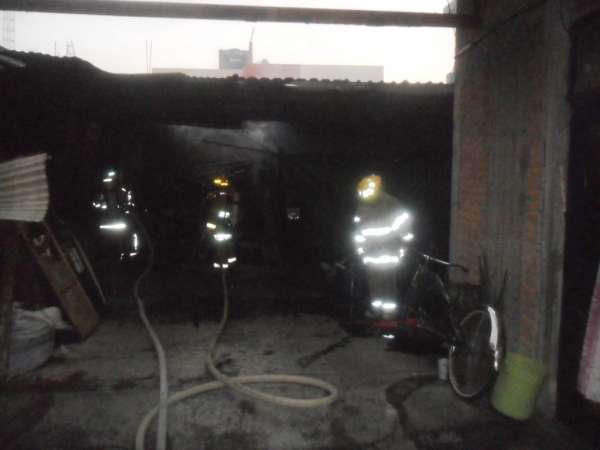 Se registra incendio en taller de mofles de Morelia - Foto 1 