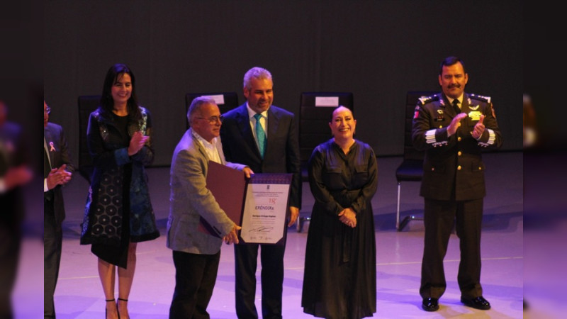 Entregan el Premio Estatal de las Artes Eréndira 2022 en Michoacán