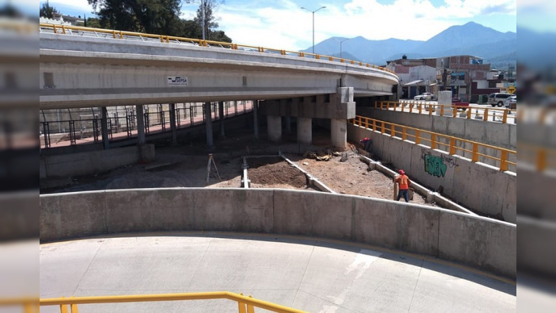 Construye SCOP puente peatonal sobre avenida Revolución de Zitácuaro