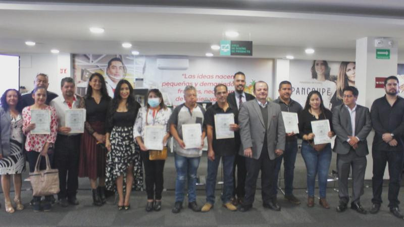 Entrega Icatmi acreditaciones a miembros de la Canainpa