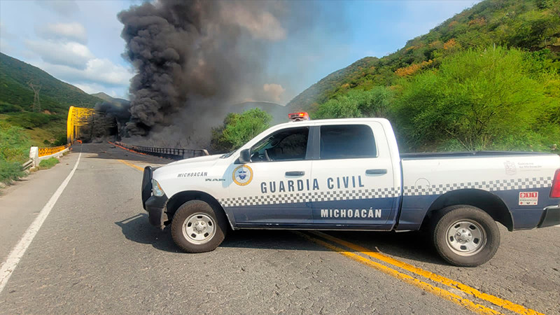 Pipa de combustible se vuelca en la autopista Siglo XXI, en el tramo de ...