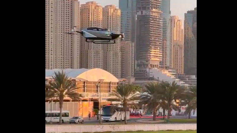 Coche volador realiza su primer viaje público en Dubái 